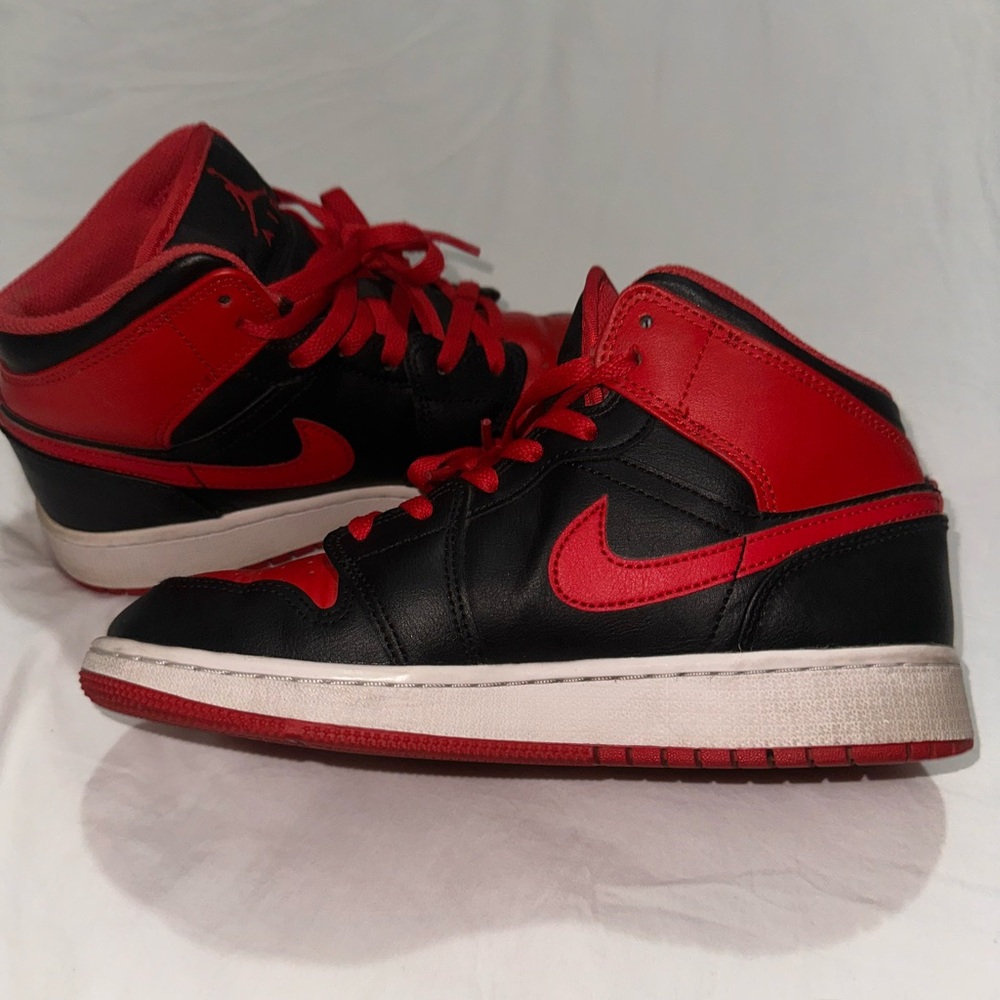 Nike Air Jordan 1 Mid “Bred” /black-red color way YOUTH size 5
